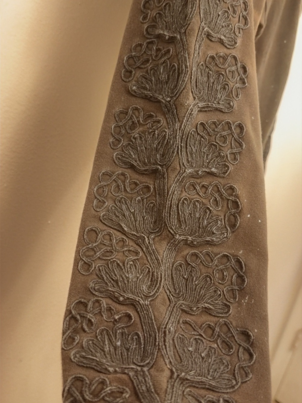 Magnolia Pearl Black Embroidered Side-Panel Legging pants - Picture 9 of 13